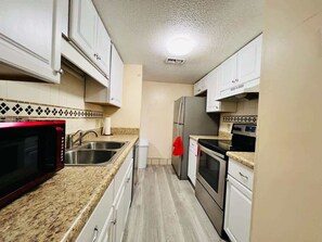 Fridge, microwave, oven, stovetop - Comfy 2BR,Beach,Pool,Sm Dogs ok,D8-9 (Myrtle Beach)