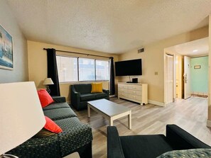 TV, offices - Comfy 2BR,Beach,Pool,Sm Dogs ok,D8-9 (Myrtle Beach)