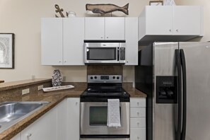 Kjøleskap, mikrobølgeovn, kokeplater og oppvaskmaskin