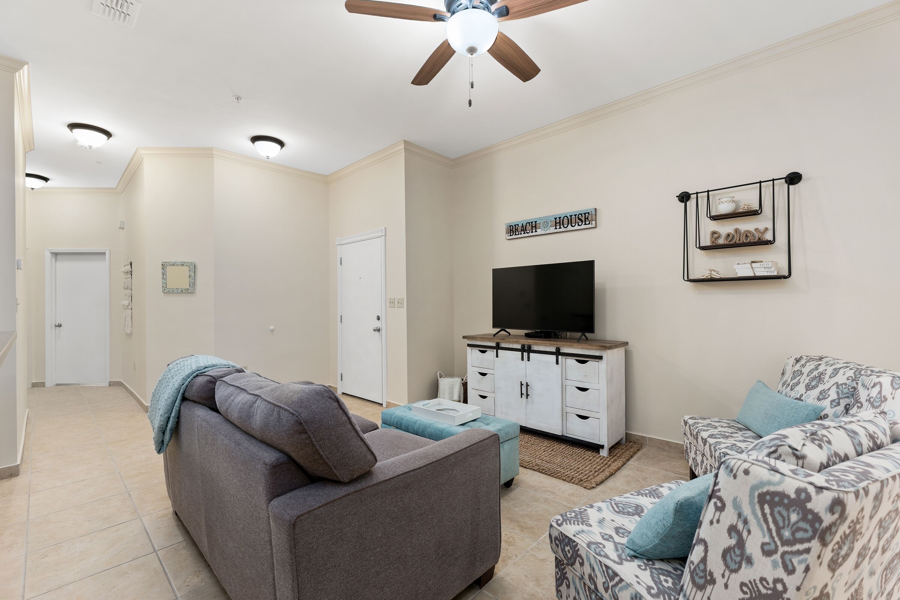 Las Verandas 106-Tropical & modern;Hot tub & pool;1 block to beach