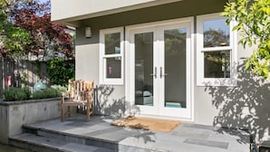 A modern house with a front porch, a wooden bench, and a barbecue grill. - Casita Palo Alto - 2 Bed 2 Bath / Private Back Yard / WiFi (Palo Alto)