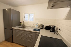 Fridge, microwave, coffee/tea maker, electric kettle