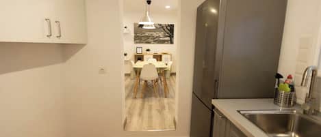 Réfrigérateur, micro-ondes, cafetiÚre/bouilloire, bouilloire électrique