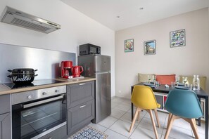 Refrigerador, microondas, horno y cafetera y tetera