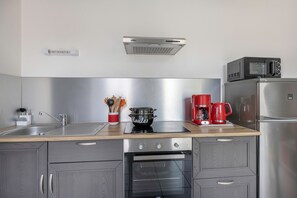 Réfrigérateur, micro-ondes, four, cafetière/bouilloire