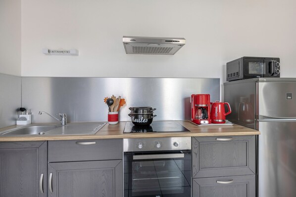 Refrigerador, microondas, horno y cafetera y tetera