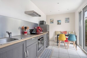 Réfrigérateur, micro-ondes, four, cafetière/bouilloire