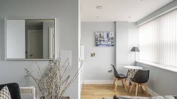 Apartment, eigenes Bad, Stadtblick | Speisen