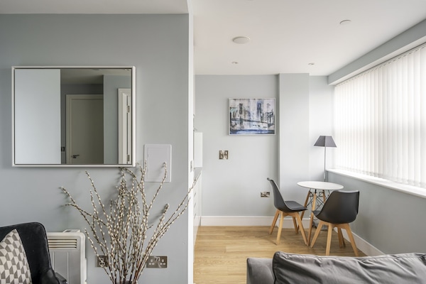 Apartment, Private Bathroom, City View | Dining
