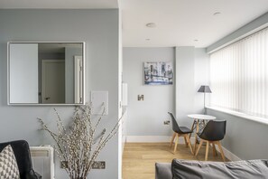 Leilighet, privat bad, byutsikt | Spiseområde