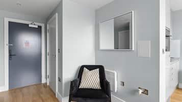 Apartment, Private Bathroom, City View | Lounge