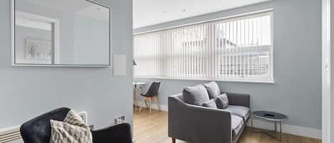 Appartement, salle de bain privée, vue sur la ville | Bar-salon