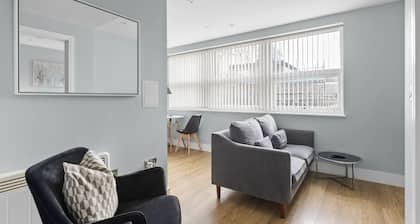 Luxurious ONE Bedroom Apartment IN Bond Street