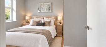 Luxurious ONE Bedroom Apartment IN Bond Street