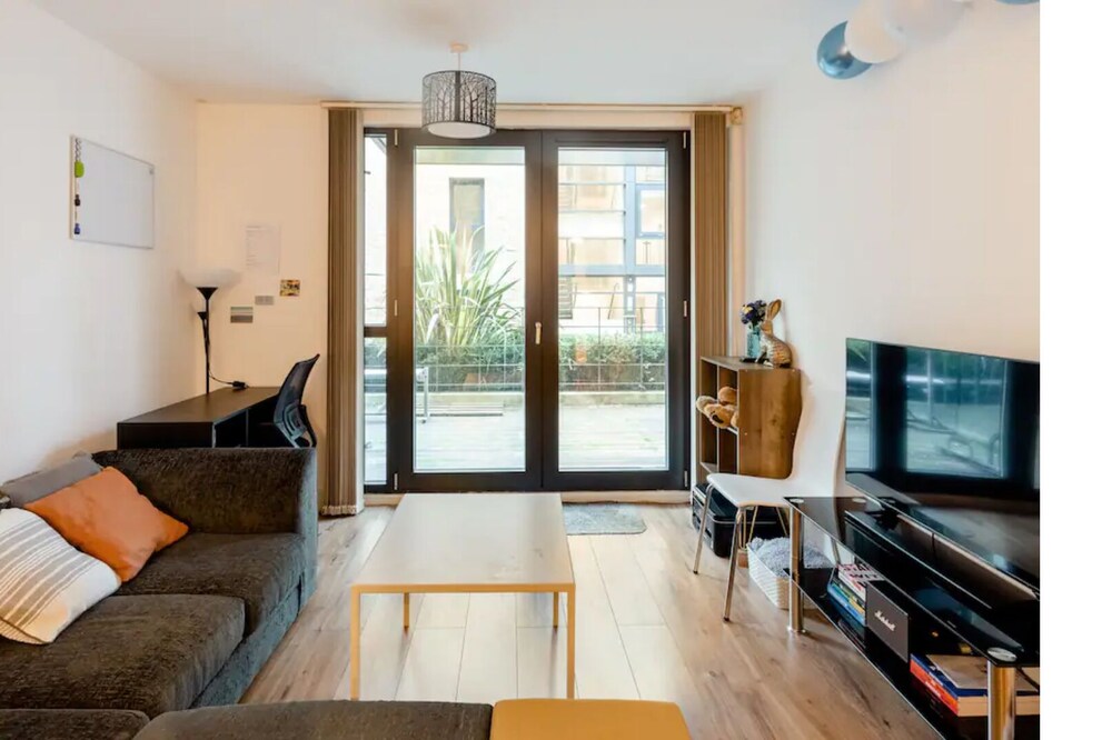 Spacious 1 bed Executive Apartment + Workspace, unlimited coffee & Parking