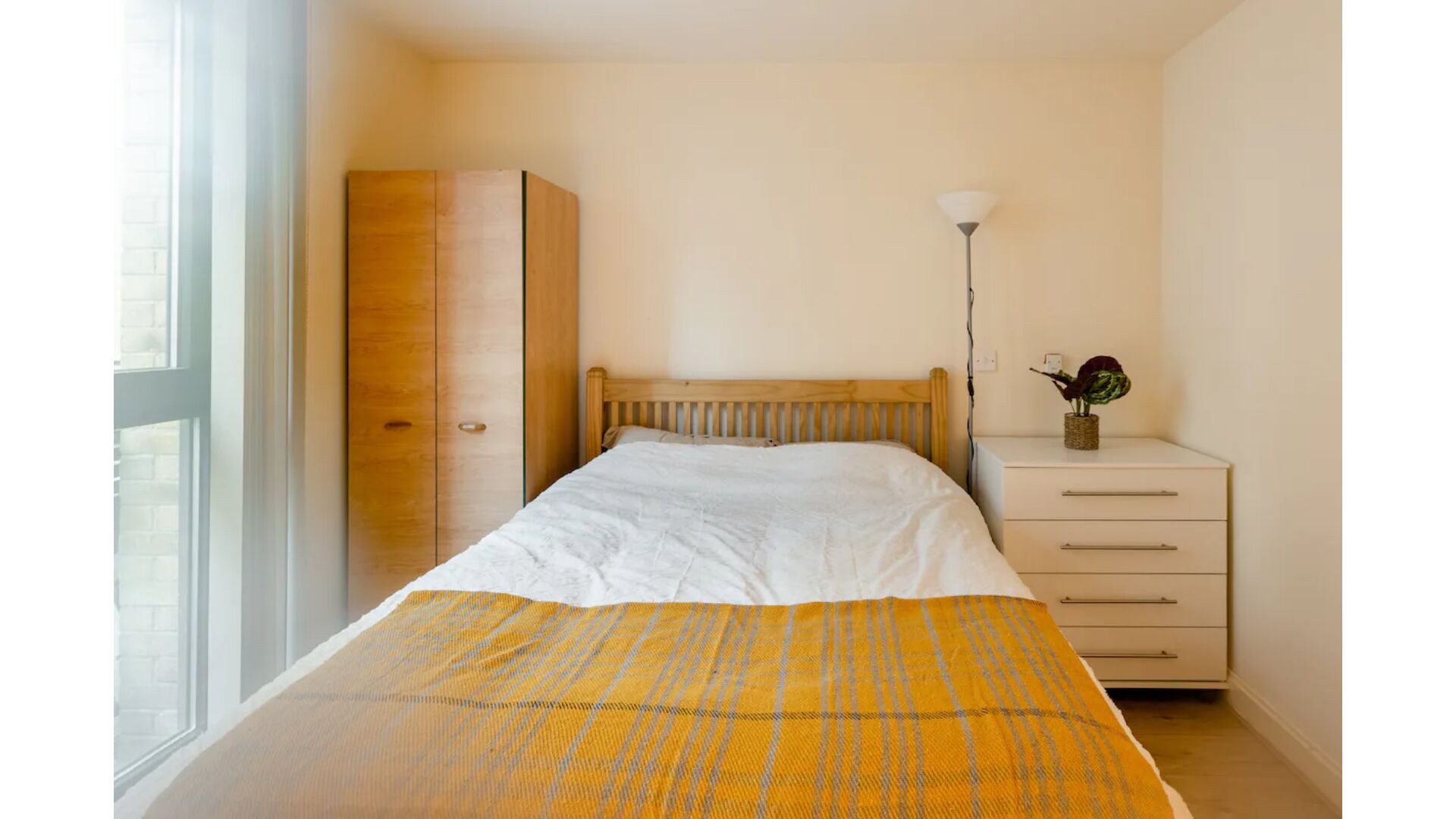 Spacious 1 bed Executive Apartment + Workspace, unlimited coffee & Parking