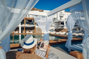 Una piscina al aire libre de temporada
