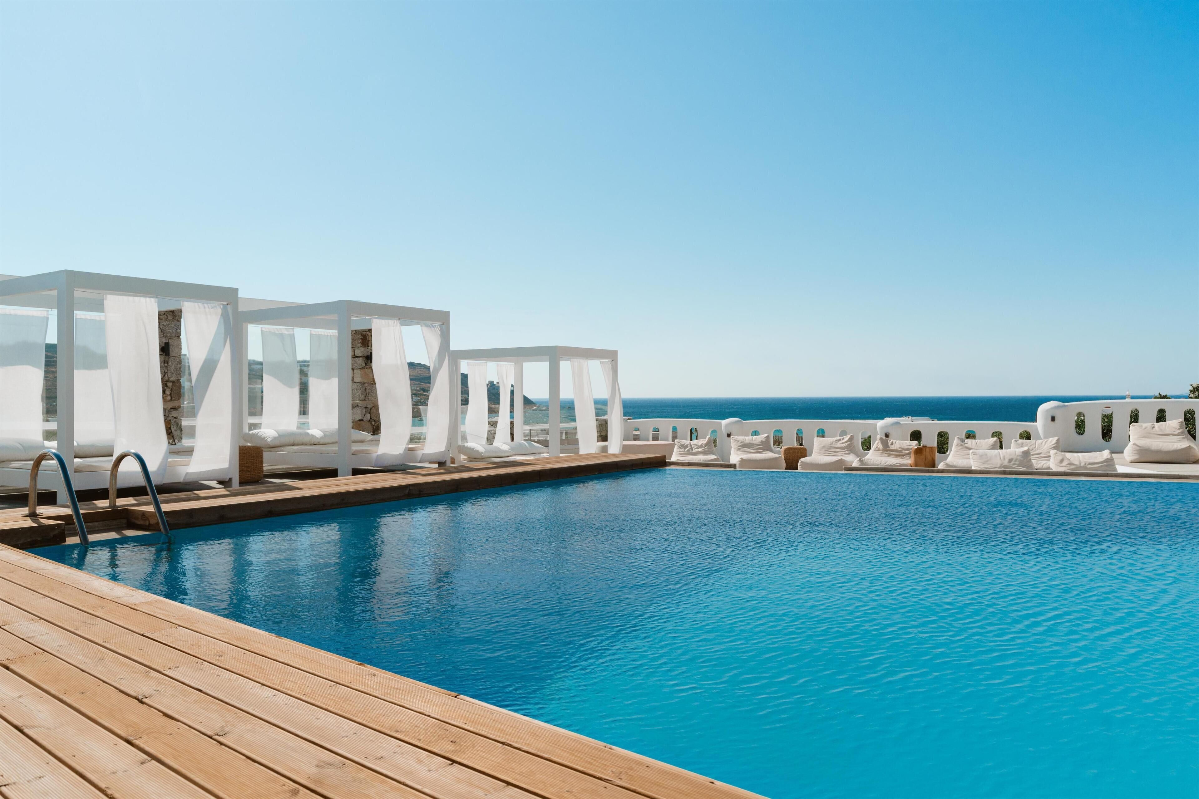 Una piscina al aire libre de temporada