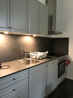 Apartamento clássico, várias camas, cozinha | Cozinha privada | Geladeira grande, fogão, cooktop, lava-louças