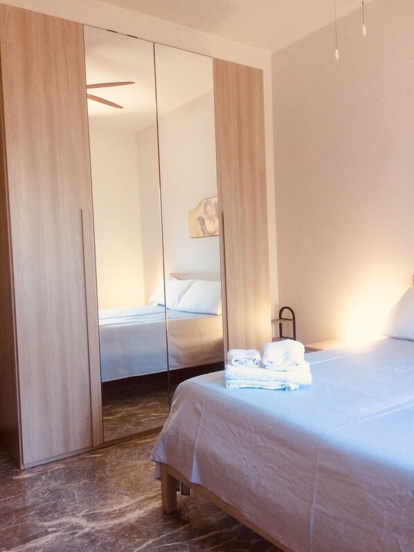 1 chambre, bureau, fer et planche à repasser, accès au Wi-Fi (inclus)