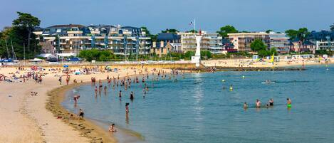Plage à proximité, chaises longues