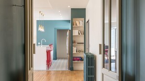 Un espace de vie à aire ouverte comprenant une cuisine, un coin repas et une bibliothèque.