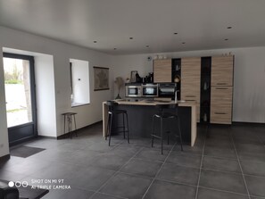 Fridge, microwave, oven, stovetop - GITE 10 PERS WITH SPA 15MIN FROM MT ST MICHEL 30MIN ST MALO (Pleine-Fougères)