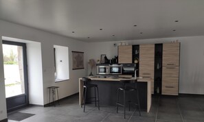 Frigorífico, microondas, horno y placa de cocina