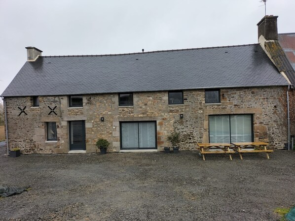 Exterior - GITE 10 PERS WITH SPA 15MIN FROM MT ST MICHEL 30MIN ST MALO (Pleine-Fougères)