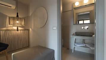 Habitación triple estándar | Baño | Regadera, regadera tipo lluvia, amenidades de baño gratuitas
