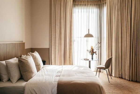 Seprai antialergi, brankas, tirai kedap cahaya, dan kedap suara