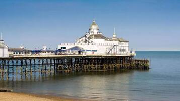 Una playa cerca, arena blanca