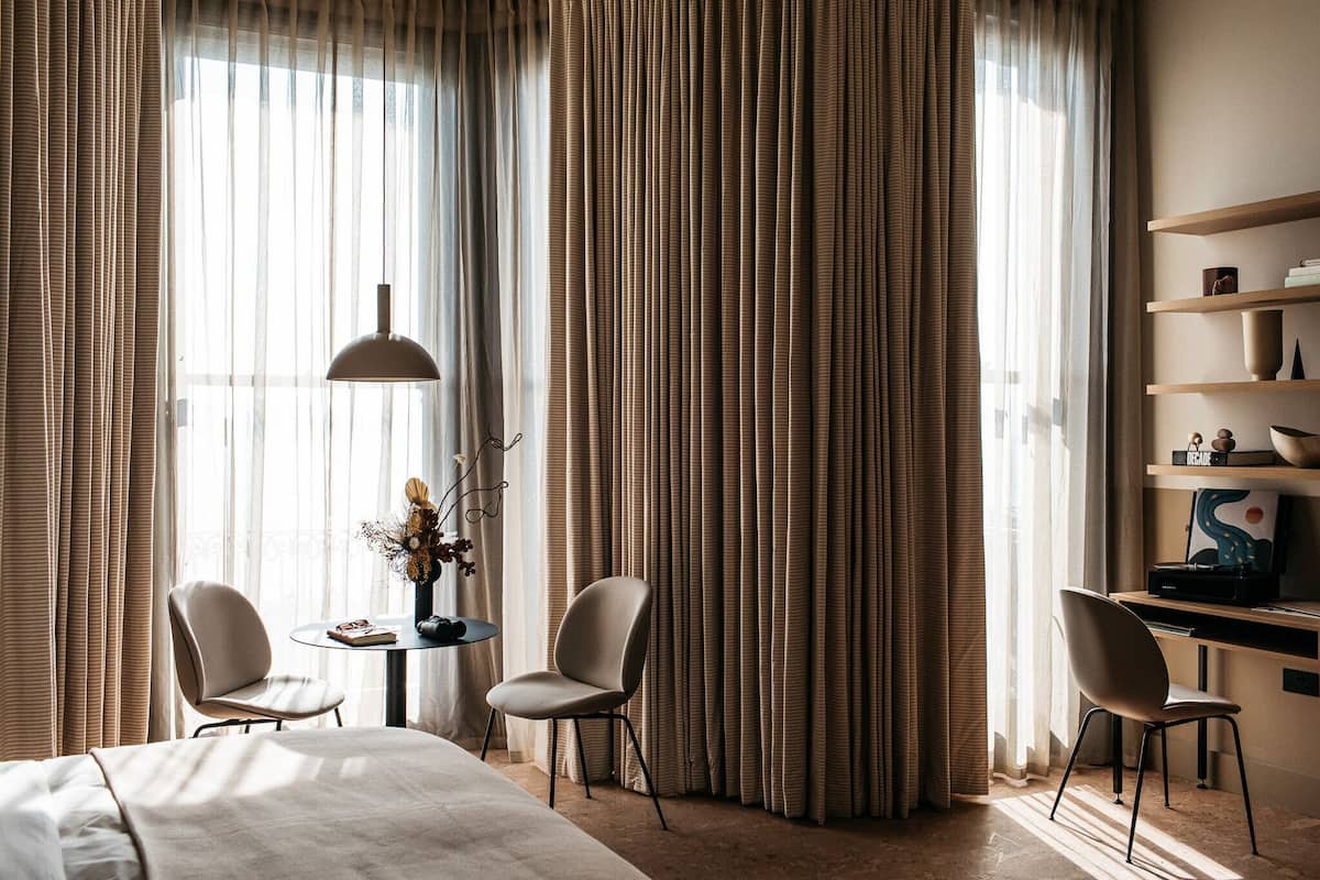 Monolocale Deluxe | Biancheria da letto ipoallergenica, una cassaforte in camera