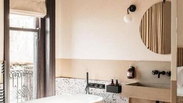 Luxury Double Room, Bathtub, Sea View | Bathroom