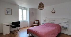 3 sovrum, skrivbord, strykjärn/strykbräda och resesäng