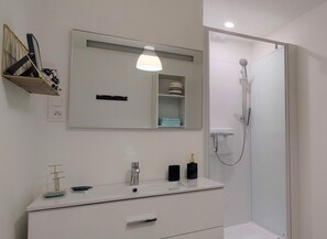 Ducha, secador de pelo, toallas, papel higiénico