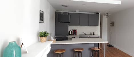 Réfrigérateur, four à micro-ondes, un four, surface de cuisson