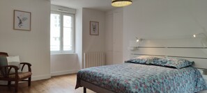 3 habitaciones, escritorio y tabla de planchar con plancha