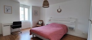 3 chambres, bureau, fer et planche Ă repasser, lit parapluie