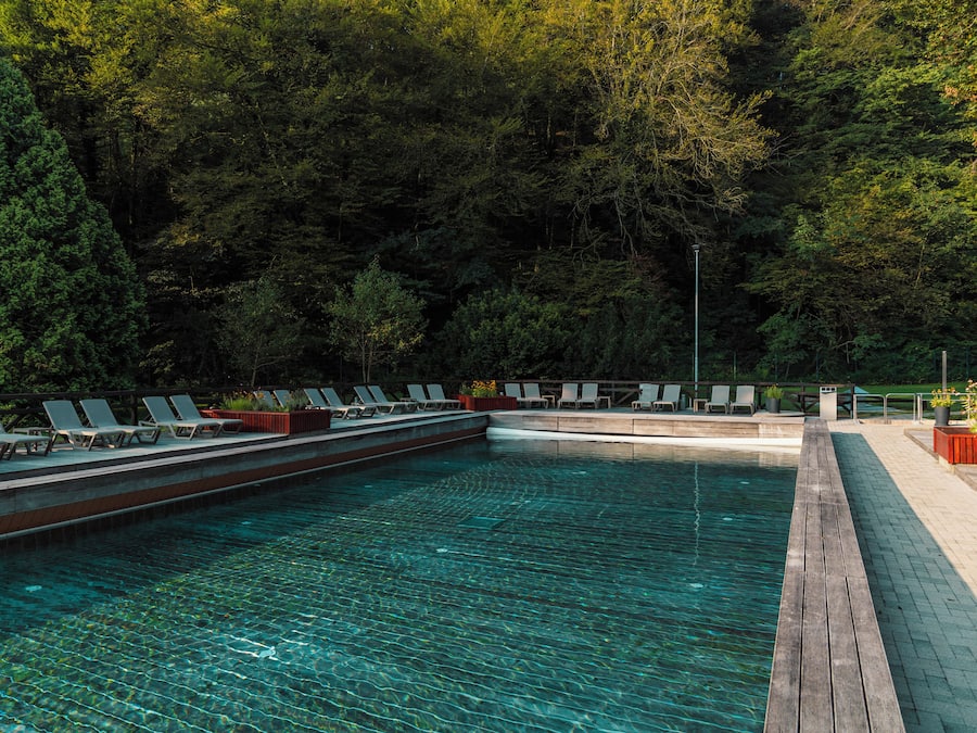 2 kolam renang indoor dan kolam renang outdoor musiman