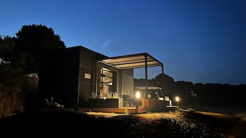 Bagian depan properti - sore/malam