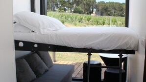 A compact room with a bunk bed, a sofa, and a skylight. - Eco-lodges Lodges in Move - Domaine de Brau (Villemoustaussou)