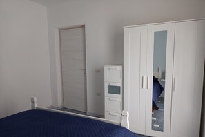 2 slaapkamers, een strijkplank/strijkijzer, reisbedje, beddengoed
