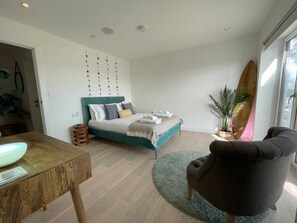 3 bedrooms, iron/ironing board, travel cot, free WiFi - Luxury Smart Eco Home in Newquay by Tolcarne beach (Newquay)