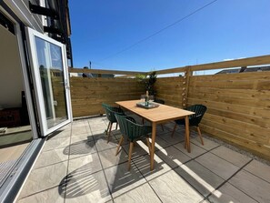 Outdoor dining - Luxury Smart Eco Home in Newquay by Tolcarne beach (Newquay)