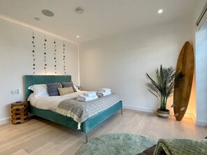 3 bedrooms, iron/ironing board, travel cot, free WiFi - Luxury Smart Eco Home in Newquay by Tolcarne beach (Newquay)