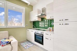 Kühlschrank, Ofen, Herdplatte, Kochgeschirr/Geschirr/Besteck