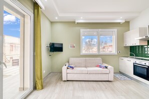 Apartamento família, vários quartos, de frente para o mar (Corallo House 200m From The Sea) | Área de estar | TV de tela plana 21 polegadas com canais a cabo