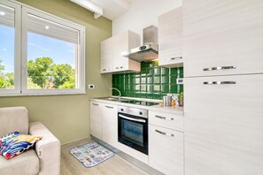 Apartamento família, vários quartos, de frente para o mar (Corallo House 200m From The Sea) | Cozinha privada | Geladeira, fogão, cooktop, talheres/pratos/utensílios de cozinha