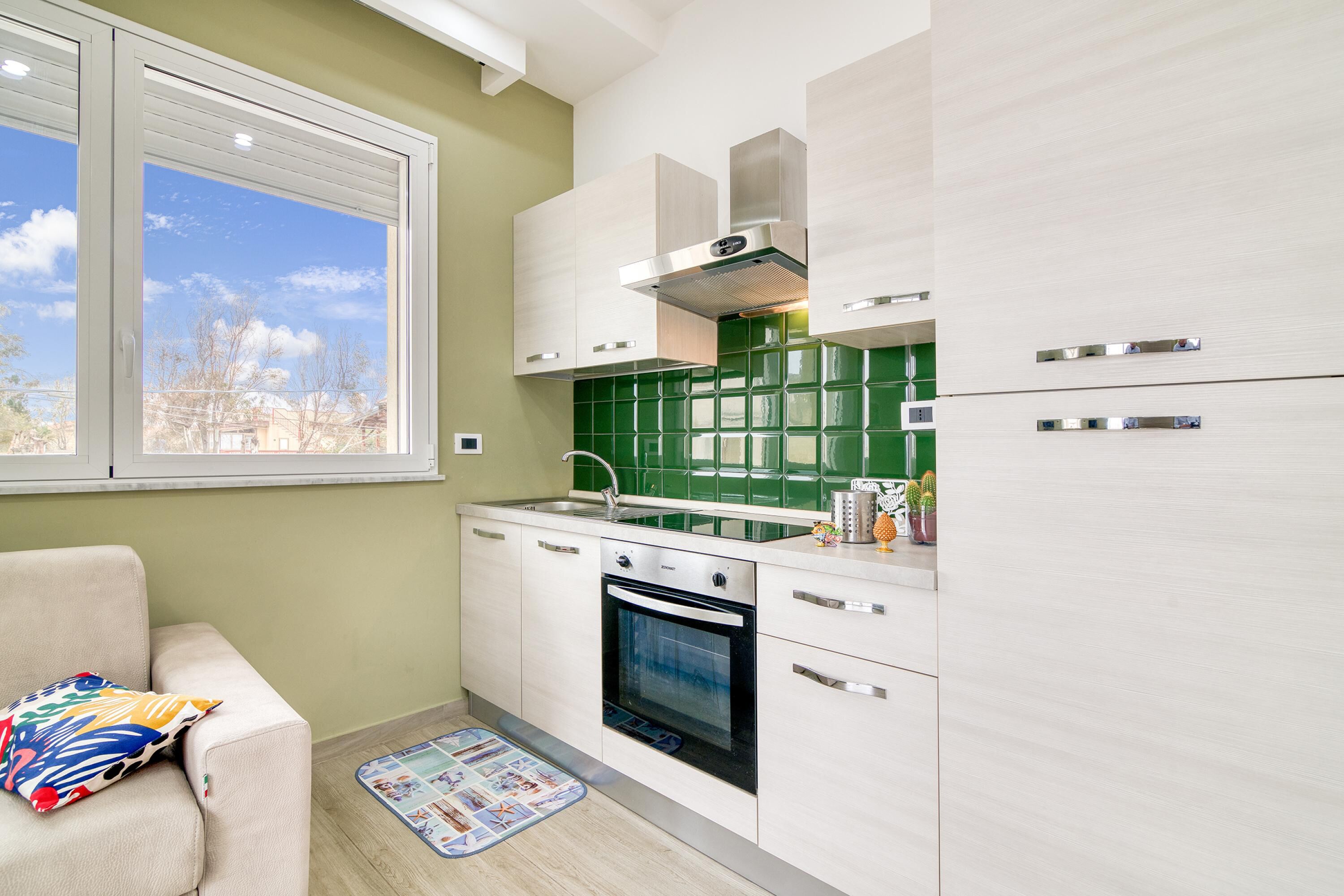 Tủ lạnh, lò nướng, bếp nấu, dụng cụ nấu nướng/bát dĩa/dao nĩa 